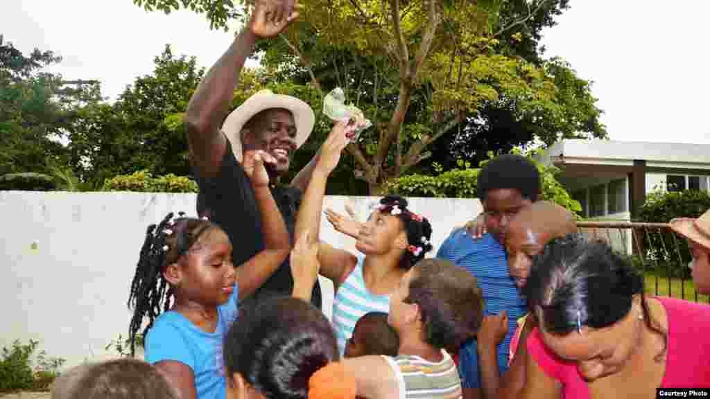 Fiesta con los niños de Alamar