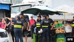 Policías de Costa Rica caminan por la zona fronteriza con Panamá. Archivo.