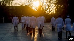 Una brigada de médicos cubanos que trabajarán en el exterior para combatir el COVID-19.