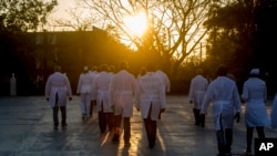 Una brigada de médicos cubanos que trabajarán en el exterior para combatir el COVID-19.