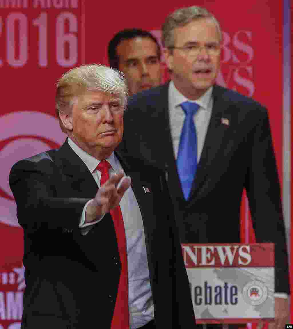 Donald Trump (i) y Jeb Bush (d) en el debate de Carolina del Sur, auspiciado por CBS.