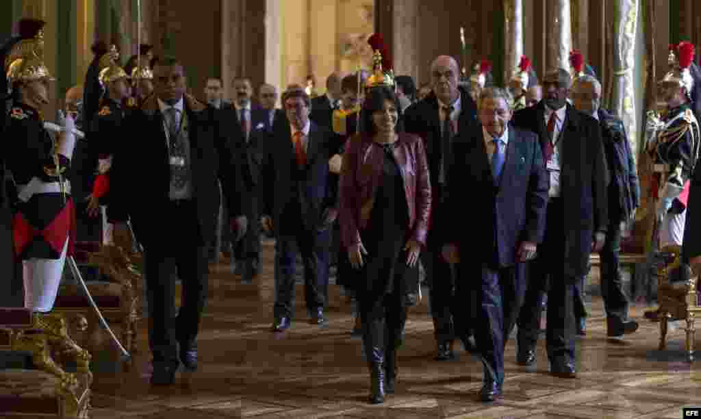 La alcaldesa de París Anne Hidalgo (c-i) junto a Raúl Castro (c-d), en el Hôtel de Ville de París, Francia (2 de febrero, 2016).