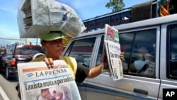 Vendedor de diarios en Nicaragua. (AP Photo/Ariel Leon).