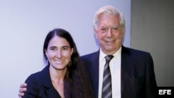 El escritor peruano Mario Vargas Llosa y la bloguera cubana Yoani Sanchez durante el VII Foro Atlántico, en la Casa de America.