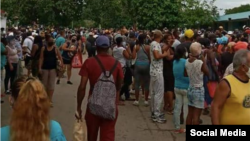 Una cola para comprar aceite en Alamar. Tomado de Antonio Enrique González Rojas.