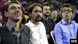 El líder de Podemos, Pablo Iglesias (c), Juan Carlos Monedero (i) e Iñigo Errejón (d), en la Asamblea Ciudadana "Sí Se Puede".