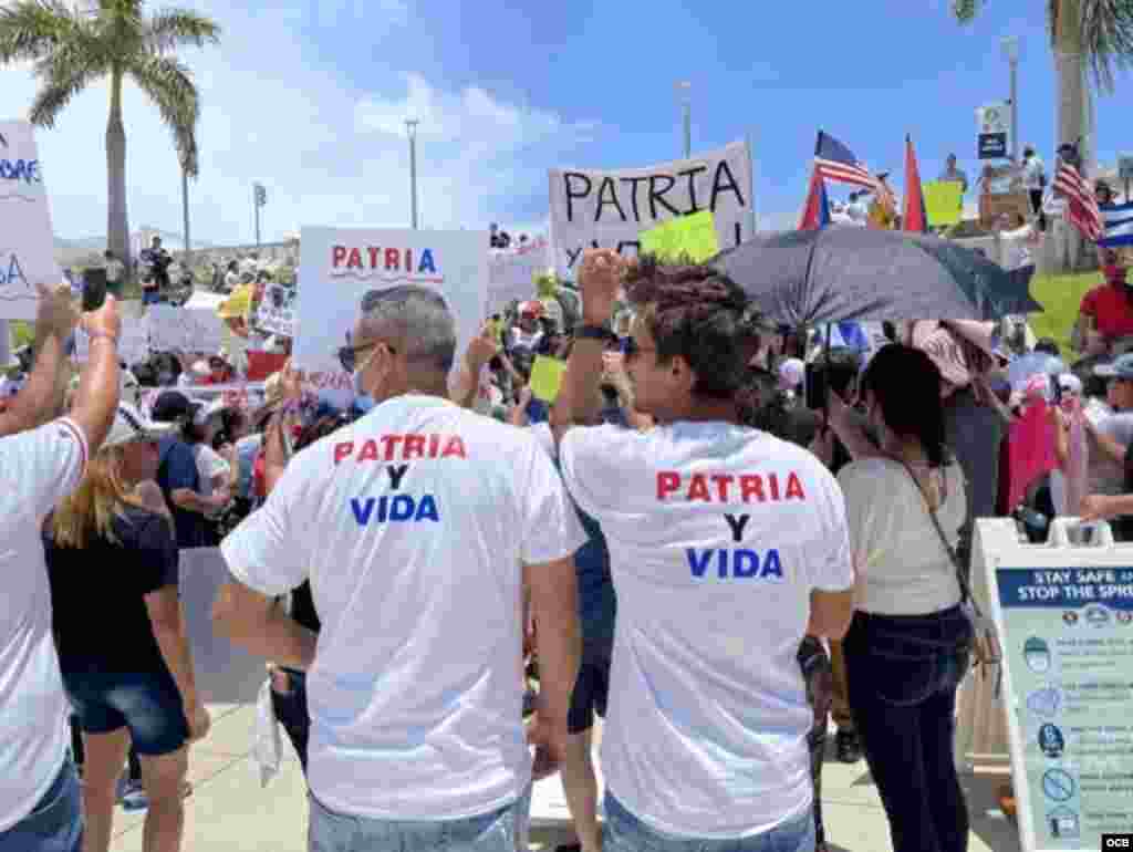 Patria y Vida en las camisetas de los exiliados durante el juego Cuba vs Venezuela.