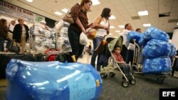 Varias personas se alistan para viajar a Cuba desde el Aeropuerto Internacional de Miami. (Archivo)