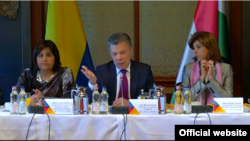 El presidente de Colombia, Juan Manuel Santos, reunido con empresarios en Budapest