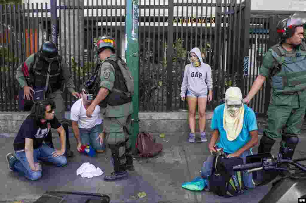 Miembros de la Guardia Nacional Bolivariana detienen a manifestantes