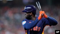 Yordán Alvarez al bate en el juego de este domingo, 14 de abril, contra los Rangers de Texas, en Houston. (AP Photo/Kevin M. Cox)