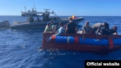 Balseros cubanos interceptados por la Guardia Costera en aguas de Florida. (Foto: USCG/Archivo)