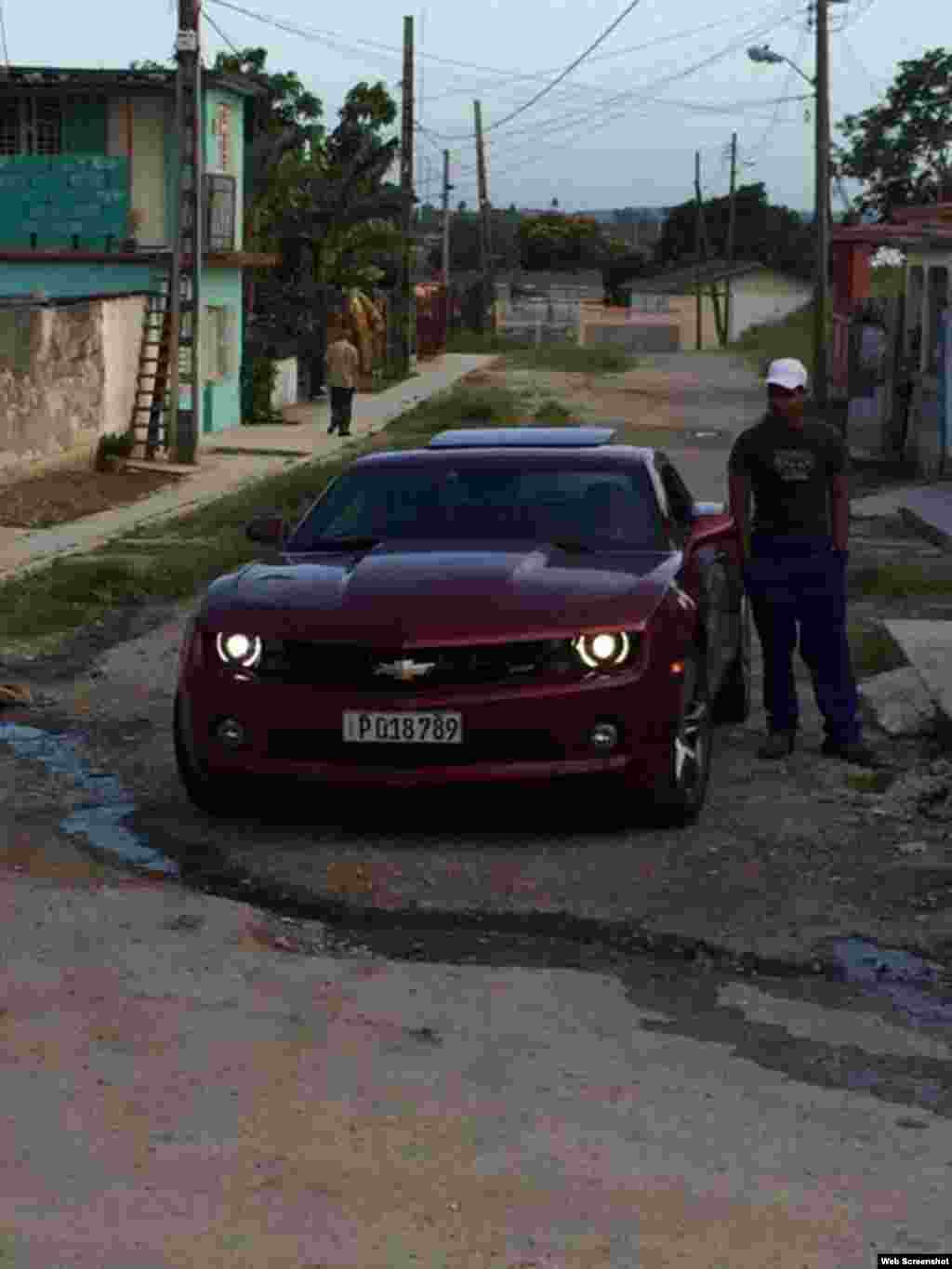 Gilbert Man fotografiaba numerosos autos estacionados en su propiedad en Guanabacoa.