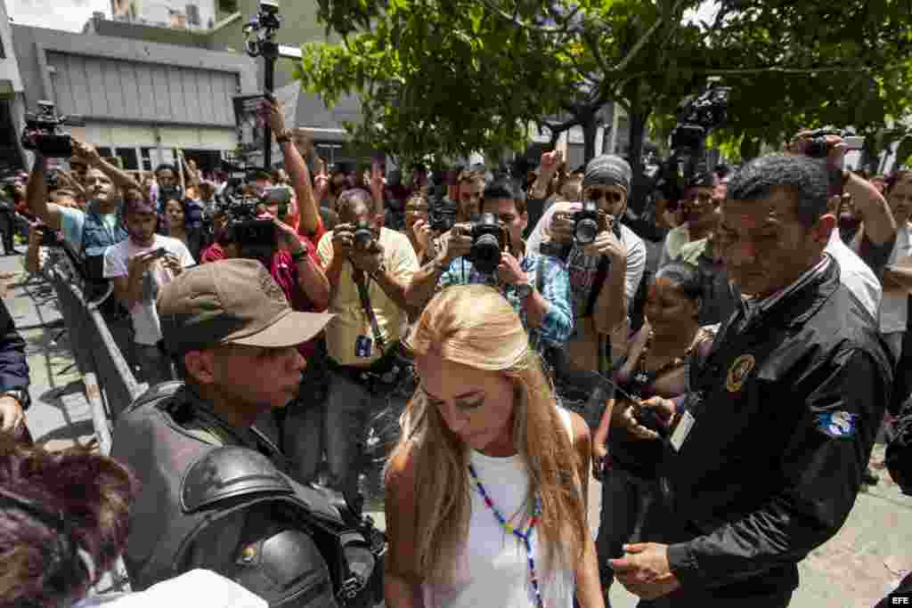 Lilian Tintori (c), esposa del dirigente politico opositor Leopoldo López ingresa al Palacio de Justicia.