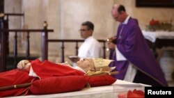 Miembros del clero celebran una misa de cuerpo presente en la Catedral de La Habana, en honor del cardenal Jaime Ortega Alamino