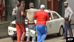 Un hombre es detenido durante una manifestación contra el gobierno del presidente cubano Miguel Díaz-Canel en La Habana, el 11 de julio de 2021.