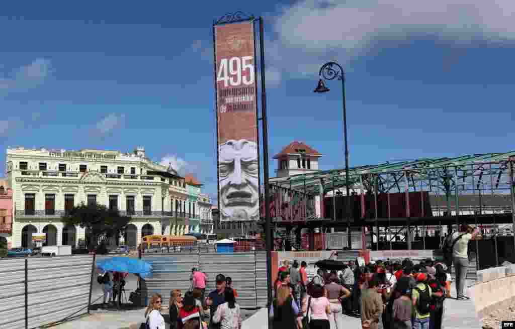  Varias personas recorren la construcción de un paseo, en la Avenida del Puerto en La Habana. 