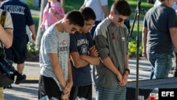 Estudiantes, familiares y miembros de la comunidad llegan a una vigilia tras el tiroteo en la escuela de Parkland.