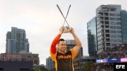 Giancarlo Stanton sostiene su trofeo.