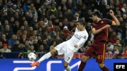 Cristiano Ronaldo golpea el balón ante el defensa bosnio de la Roma, Ervin Zukanovic.