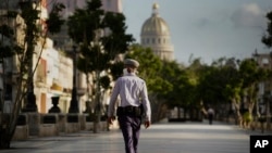 Un policía patrulla las calles de La Habana durante el toque de queda por el coronavirus. (AP/Ramon Espinosa)