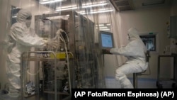 Científicos trabajan en el desarrollo de Abdala, una vacuna para el COVID-19, en el Centro de Ingeniería Genética y Biotecnología (CIGB) en La Habana, Cuba, el 25 de febrero de 2021. (AP Foto/Ramón Espinosa)