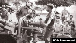 Fidel Castro inspecciona una batería antiaérea durante la crisis de los misiles. 