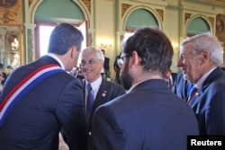 El nuevo presidente de Paraguay, Santiago Peña, habla con el ex presidente de Chile, Sebastián Piñera, y el presidente de Chile, Gabriel Boric, en la residencia de Mburuvicha Roga, en Asunción, Paraguay, el 15 de agosto de 2023. Presidencia de Paraguay vía REUTERS