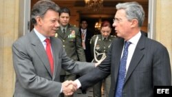 Foto de archivo. El presidente electo de Colombia, Juan Manuel Santos (i), se despide del actual mandatario, Álvaro Uribe (d), hoy, lunes 21 de junio de 2010, tras una reunión en Bogotá, luego de la victoria de Santos en la segunda vuelta electoral el 20 de junio.