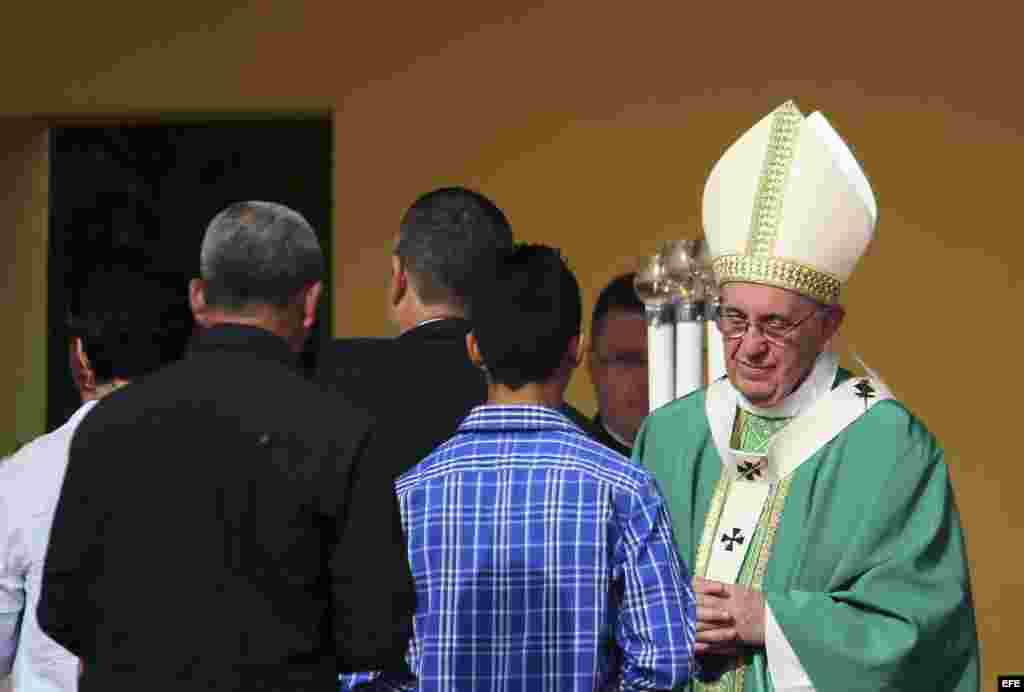 El papa Francisco (d) oficia misa en la Plaza de la Revolución de La Habana (Cuba), ante miles de cubanos que le esperaban desde primeras horas de la mañana.