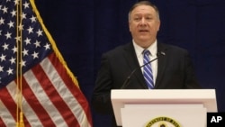 El secretario de Estado Mike Pompeo habla a los medios en Doha, Qatar, después de la firma del acuerdo de paz con los talibanes.