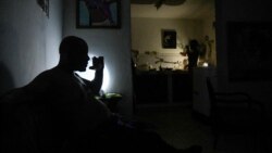 Un hogar cubano en medio del apagón. Los cortes eléctricos pueden durar varias horas, (REUTERS/Norlys Perez/Archivos)