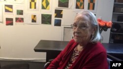 La artista cubana Carmen Herrera, en una foto de 2017, en su estudio en Nueva York. (Laura Bonilla/AFP).