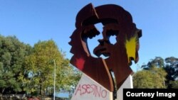 Pintada en la estatua del Ché de Oleiros horas antes del homenaje. Foto de La Opinión A Coruña