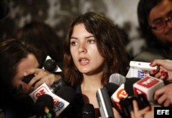 Camila Vallejo hace declaraciones a la prensa cuando era presidenta de la Federación de Estudiantes de la Universidad de Chile