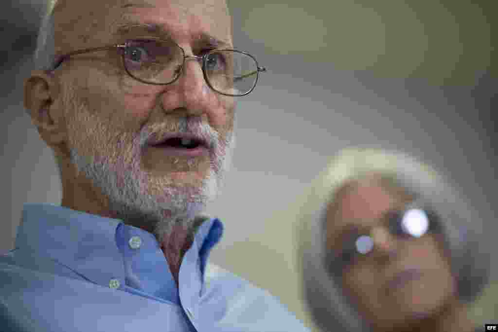 - El contratista estadounidense Alan Gross habla en una rueda de prensa hoy, miércoles 17 de diciembre de 2014, en Washington DC (EE.UU.).