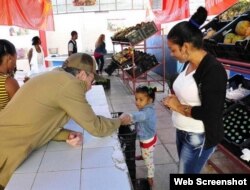 El gobernante cubano visitó un agromercado en su recorrido por Santiago.