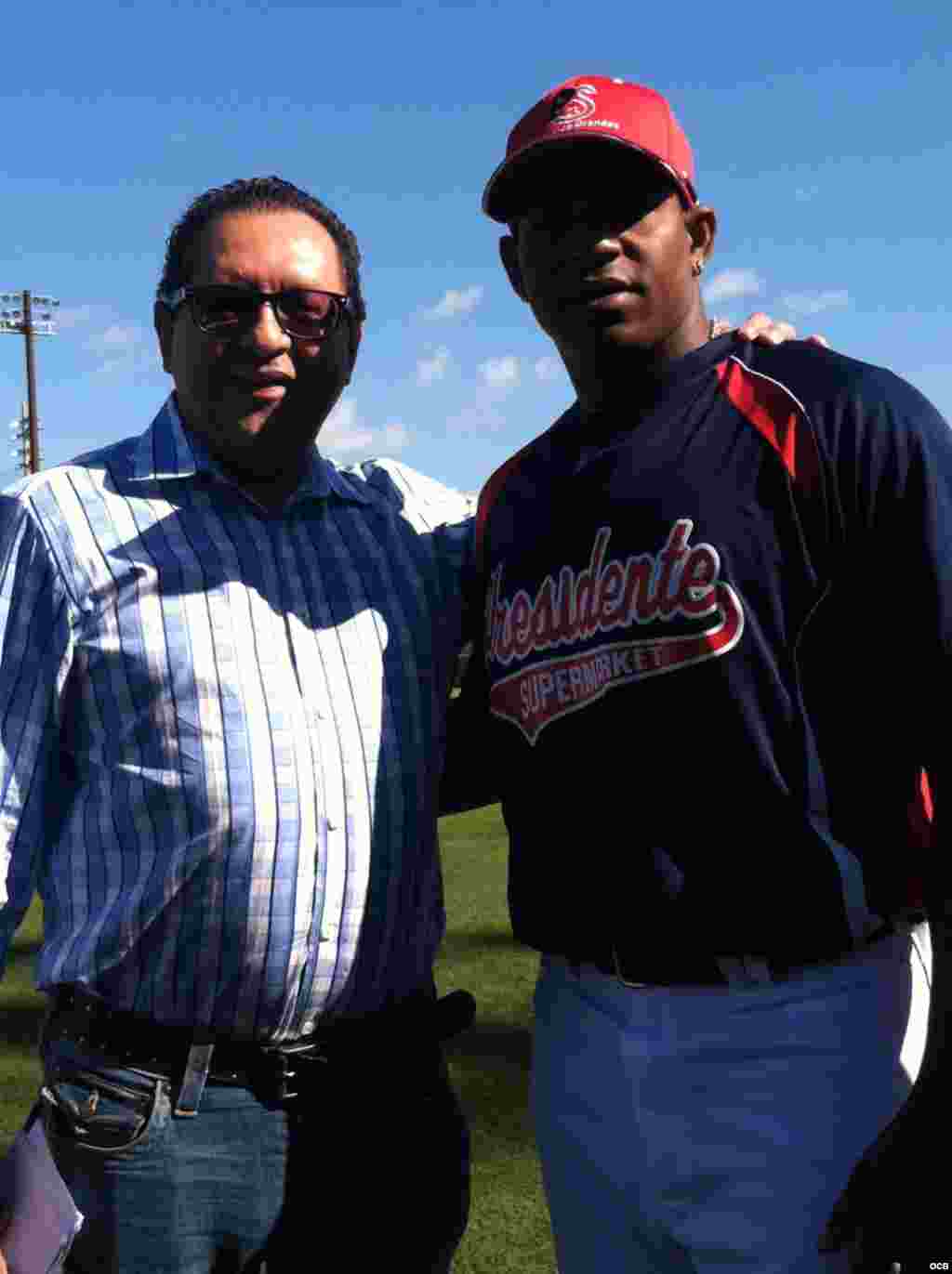 Yoenis Céspedes y Edemio Navas, de Martinoticias.com, en el Juego de las Estrellas Cubanas el domingo 18 de enero de 2015 en la Universidad Internacional de Florida (FIU), en Miami.