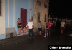 Vecinos del edificio pasaron la noche en la calle. (Foto: Cubanet)