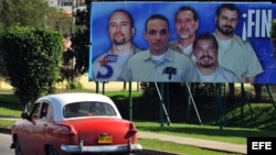 Valla en La Habana de los 5 espías durante la frenética campaña emprendida por el régimen cubano para obtener su liberación.