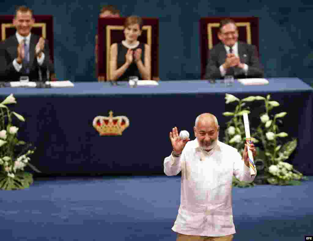 El escritor cubano Leonardo Padura, tras recibir de manos del rey Felipe VI, el Premio Princesa de Asturias de las Letras, durante la ceremonia de entrega de estos galardones, celebrada esta tarde en el Teatro Campoamor de Oviedo. 