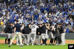 Los Yankees de Nueva York festejan tras derrotar 3-1 a los Reales de Kansas City para ganar la serie divisional de la Liga Americana, el jueves 10 de octubre de 2024 (AP Foto/Reed Hoffmann)