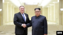 El secretario de Estado estadounidense Mike Pompeo y el dictador norcoreano Kin Jhon Un