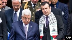 El presidente Palestino Mahmud Abbas (L) camina junto a el ex Ministro de Interior y Justicia de Venezuela, Tareck El Aissami (R), luego de depositar una ofrenda floral en la tumba del Libertador Simón Bolívar en Caracas el 27 de noviembre de 2009.