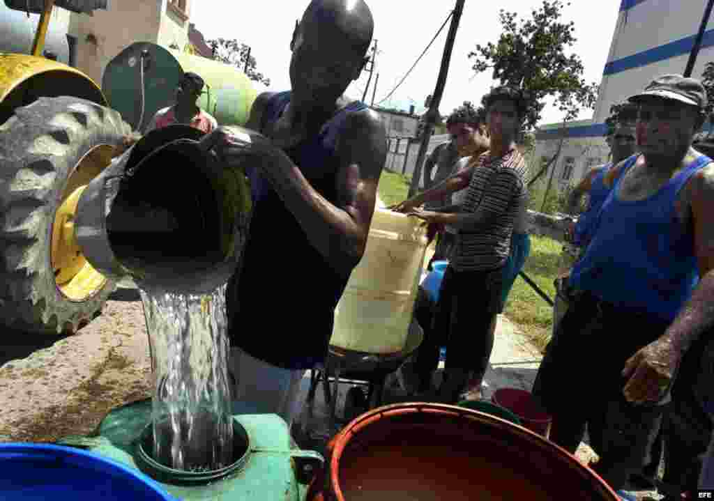 El cólera se transmite por aguas o alimentos contaminados.