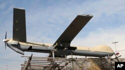 Un dron iraní Shahed-129, en un desfile militar en Teherán el 11 de febrero de 2016. (AP Photo/Ebrahim Noroozi, Archivo).