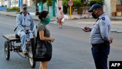 Policía en las calles de La Habana.