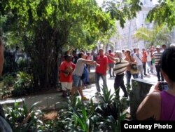 Protesta de activistas en el Parque Central, La Habana, 23 de abril 2015. Foto: Mario H. Driggs.