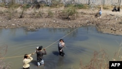 Migrantes cruzan el Río Bravo en las inmediaciones de Ciudad Juárez, Chihuahua. La mayoría de los cubanos llega a los Estados Unidos a través de puntos de la frontera mexicana.