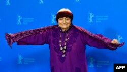 La cineasta francesa Agnes Varda posa para una sesión de fotos del film "Varda por Varda" en la 69th edición de la Berlinale en 2019.